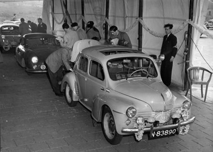 H.P.M.Jonkers, G.F.M.Th.Jonkers – Renault 4 CV.